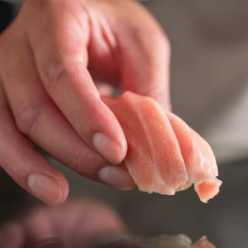 桧のカウンターで握る寿司職人の手元