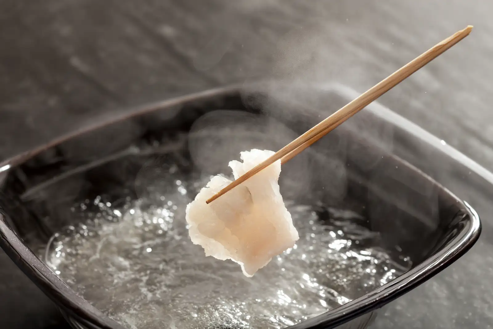 夏の京都を代表する味覚「ハモの湯引き（落とし）」をご用意しました。梅肉や酢味噌で、涼やかな旬の旨みを寿司割烹ならではの一品としてお楽しみください。