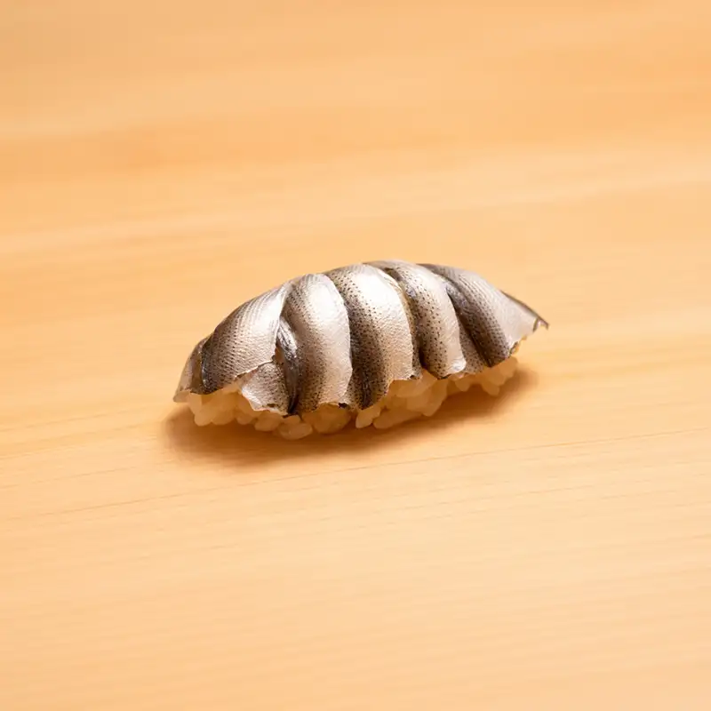 江戸前の夏を告げる新子を丁寧に仕込みました。淡く繊細な旨み、爽やかな酢締めの香り、上品な余韻を一貫でお楽しみください。
